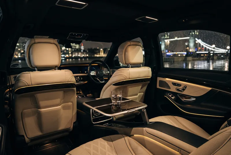 Задний салон Mercedes-Benz S-Class ночью, за окном Тауэрский мост