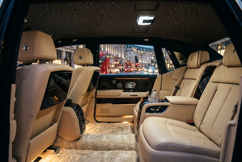 Fond eines Rolls-Royce mit Sternenhimmel-Dachhimmel